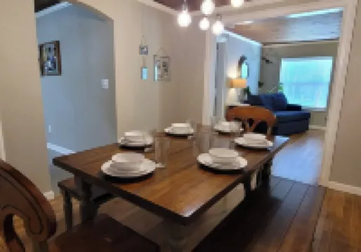 The Compass, Entire House with World Travelers Theme near TSU