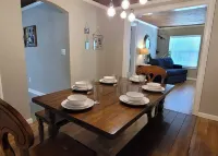 The Compass, Entire House with World Travelers Theme near TSU