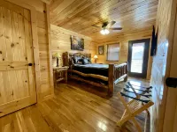 "DOWNTOWN BEAR CABIN" Easy Access near Downtown Gatlinburg!