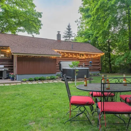 Cute Log Cabin! Boyne Mountain! Hot Tub! Walloon Lake! Fireplace! Beach!