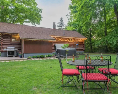 Cute Log Cabin! Boyne Mountain! Hot Tub! Walloon Lake! Fireplace! Beach! Hotels in Melrose Township