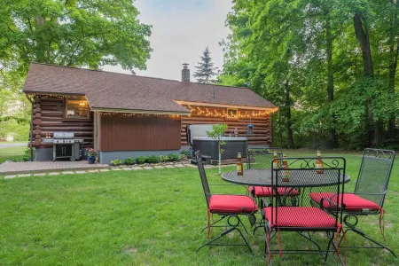 Cute Log Cabin! Fall Color Dates Open! Hot Tub! Walloon Lake! Waterpark!