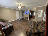 Cheerful 2 bedroom home, King Suite, Wi-Fi
