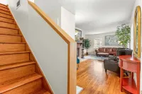 Hot tub, pool, bbq, game room near downtown