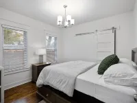 Near campus, Xcel Center, Allianz Field, hospitals, king bed & free parking! 2