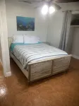 Cozy house centrally located. 3mls to beach,7mls to speedway. Pet friendly