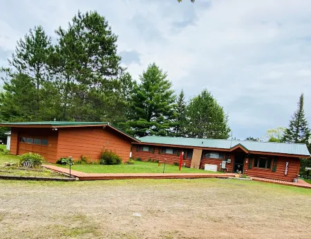 Echo Lake Retreat Relax & Play in the great northwoods! Pier, Utv, Snowmobile.
