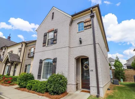 Luxurious condo minutes from Ole Miss & the Square