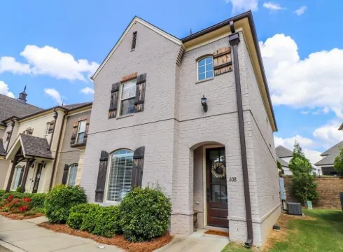 Luxurious condo minutes from Ole Miss & the Square