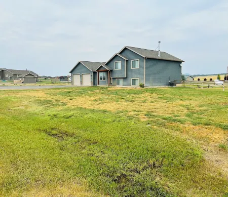 The Grey House is 2 minutes to the Lake 5 minutes to Fox Ridge golf course.