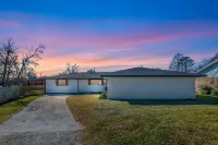 New-Bright-Stylish-City Center 4 Bedroom 3 Bath Home with Office Các khách sạn gần McNeese State University