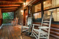 New 4K TV and Air hockey table! Center Pigeon Forge,hot tub, pet, entire cabin!