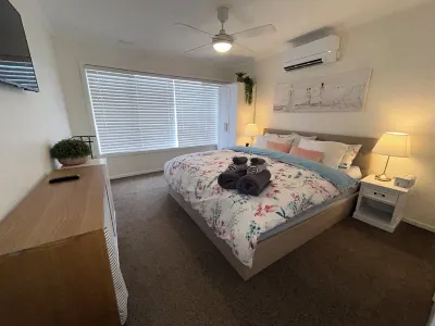 BRIGHT TOWNHOUSE, WALK EVERYWHERE