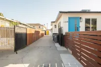 Stylish 2 BR house close to the beaches and L.A. city life!