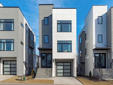 Spacious 4 Bedroom House in Charming Downtown Raleigh with Amazing Views!