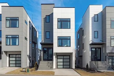 Spacious 4 Bedroom House in Charming Downtown Raleigh with Amazing Views!