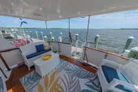 Charming 2-bedroom boat in amazing Manteo WiFi, AC, fitness room, pool, kayaks