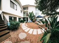 Island Vibes + Modern Comfort at Lido Beach!