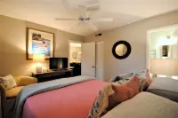 FULLY RENOVATED, 5-MINUTE WALK TO BEACH - 2 POOLS - 4 Pickleball +Tennis Courts