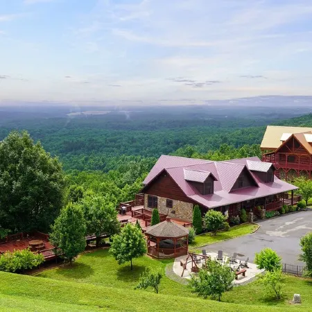 Huge 8BR Mountaintop Mansion, with Majestic Views,Oversized deck in Mt.Airy, NC.
