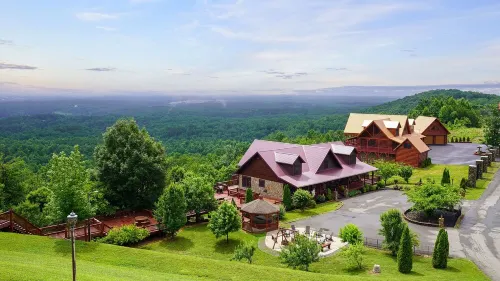 Huge 8BR Mountaintop Mansion, with Majestic Views,Oversized deck in Mt.Airy, NC.