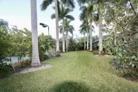 Relax and Play: Private Pool, Hot Tub, Tennis, Basketball on 1 acre in Sarasota.