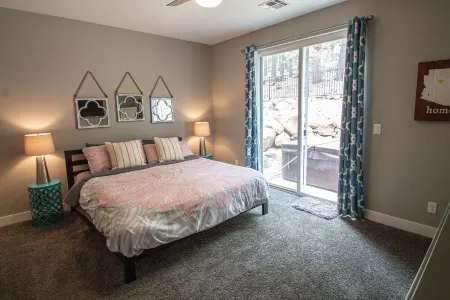 Downtown House with NEW Game Room! Отели рядом с достопримечательностью «Обсерватория Лоуэлла»