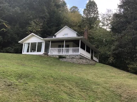 Restored 1800s Farmhouse in Beautiful Hocking Hills