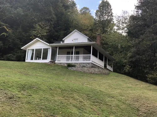 Restored 1800s Farmhouse in Beautiful Hocking Hills Hotels in Good Hope Township