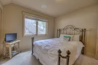 Luxury Cabin - views, location, perfect for families, 4 miles from Breckenridge Hotels near Blue Lakes Trailhead