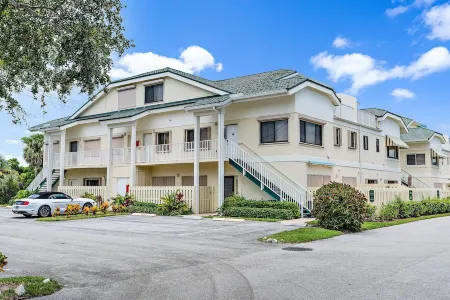 Walk to the beach, shopping, restaurants, and more!! ❤️💛💚