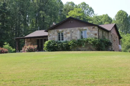 Stone Lodge on 25 ac., 2 miles from New River Gorge National Park