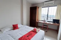 RedDoorz Plus @ Bitung City Center Hotels in Aertembaga
