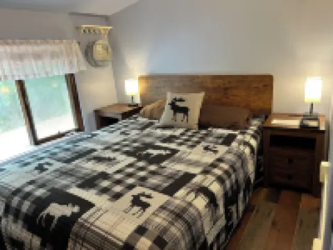 Snuggle up in the woods, 7 miles to Lake George,NY