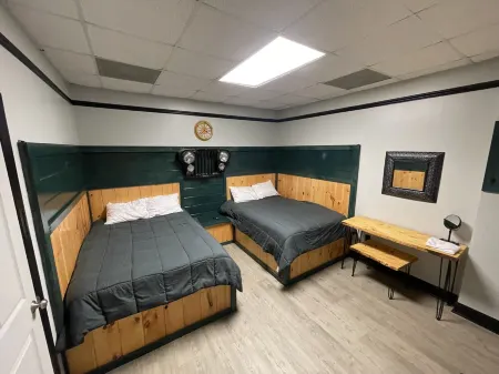 Large trail riders' retreat with personality, sleeps 12, minutes from trails