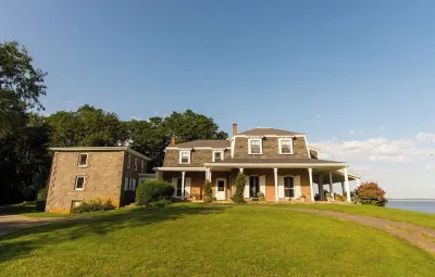 Elegant Bayview Victorian Home; walk to beach 윈가어쉬크 비치 주변 호텔