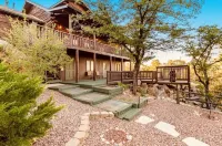 4 bedroom peaceful cabin with breathtaking views, walk to lake.