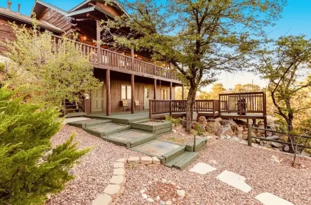 4 bedroom peaceful cabin with breathtaking views, walk to lake. Отели в г. Явапаи