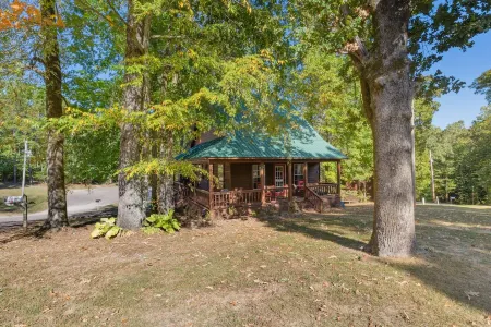 Cozy Cabin 3.5 min from Sportman's! Отели в г. Хардин