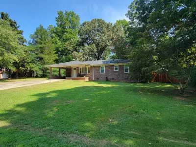 Relaxed, pet-friendly home walkable to Clemson campus, stadiums or downtown. Clemson University: Department of Electrical and Computer Engineering附近的飯店