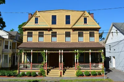 Explore Uptown Kingston from the Historic Bau Guesthaus City of Kingston Transfer Station 주변 호텔