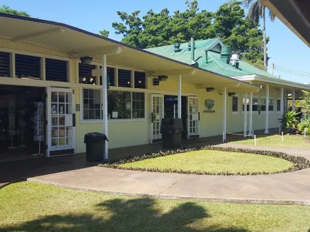 Big Spacious Elevated View Home, Minutes to VNP,Myra's Blue Hawaii House Отели в г. Ошен Вью