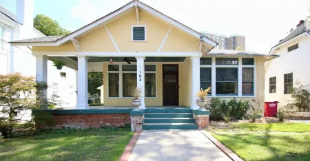 Rou's Charming 3-bedroom house in Historic Vineville with WiFi, AC Отели в г. Мейкон