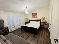 Tranquilla Villa. Bi Level Deck, HOT TUB, fire pit, grill, Movie & Game Rooms! Hotels near Community Pool and playground