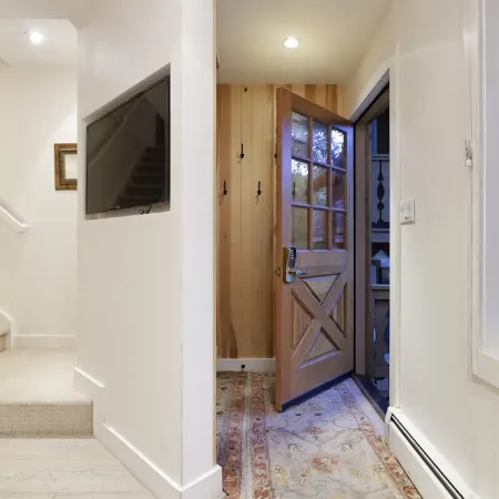 Deluxe private townhome minutes walk to Aspen Mountain skiing and downtown!