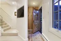 Deluxe private townhome minutes walk to Aspen Mountain skiing and downtown!