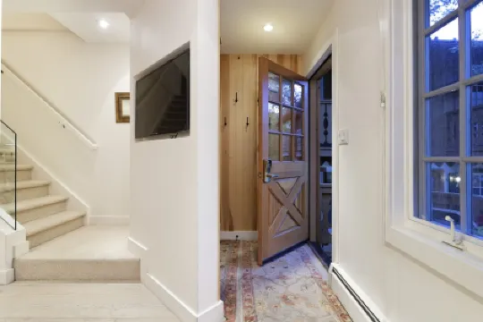 Deluxe private townhome minutes walk to Aspen Mountain skiing and downtown!