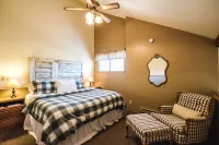 Unit #5 Cozy 2 Bed/2 Bath Condo on Golf Course with Hot Tub/ Sauna/ Pool