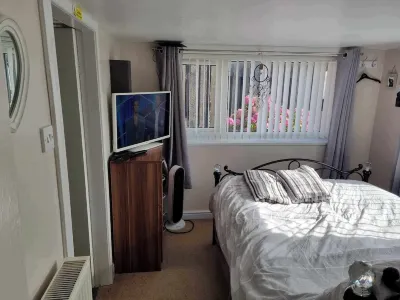 Ann's Garden Flat, Llandudno and Conwy. Quiet Residential Area, Self Contained
