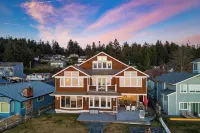 Waterfront 4BDR w Deck Stunning Views Fire Pit Cedar Street by AvantStay